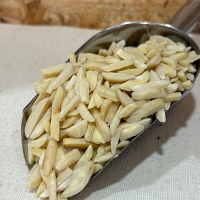 Amêndoas laminadas em espiga metálica sobre tecido claro