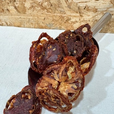 fatias secas de tomate castanho-avermelhado numa colher metálica