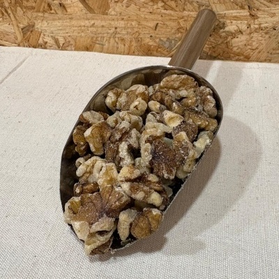 Pá metálica com nozes descascadas