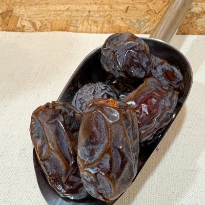 Tâmaras grandes e escuras na concha de metal