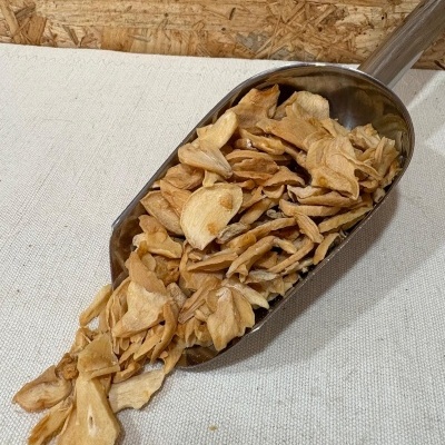 Colher metálica com alho desidratado em fatias finas