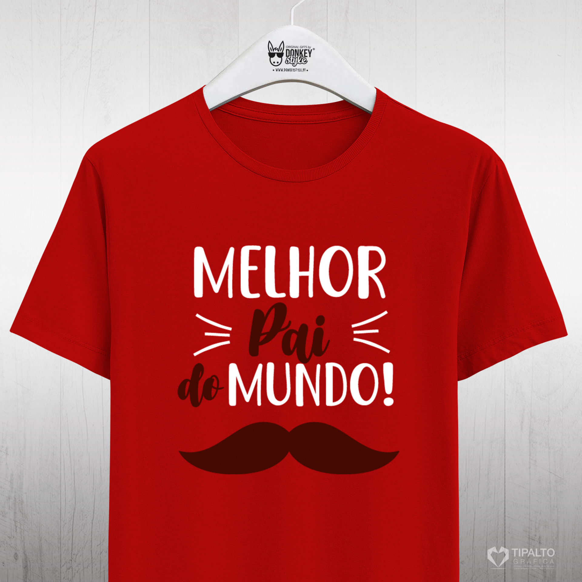 Melhor Pai do Mundo (Mustache) T-shirt vermelha com texto e bigode, pendurada em cabide branco