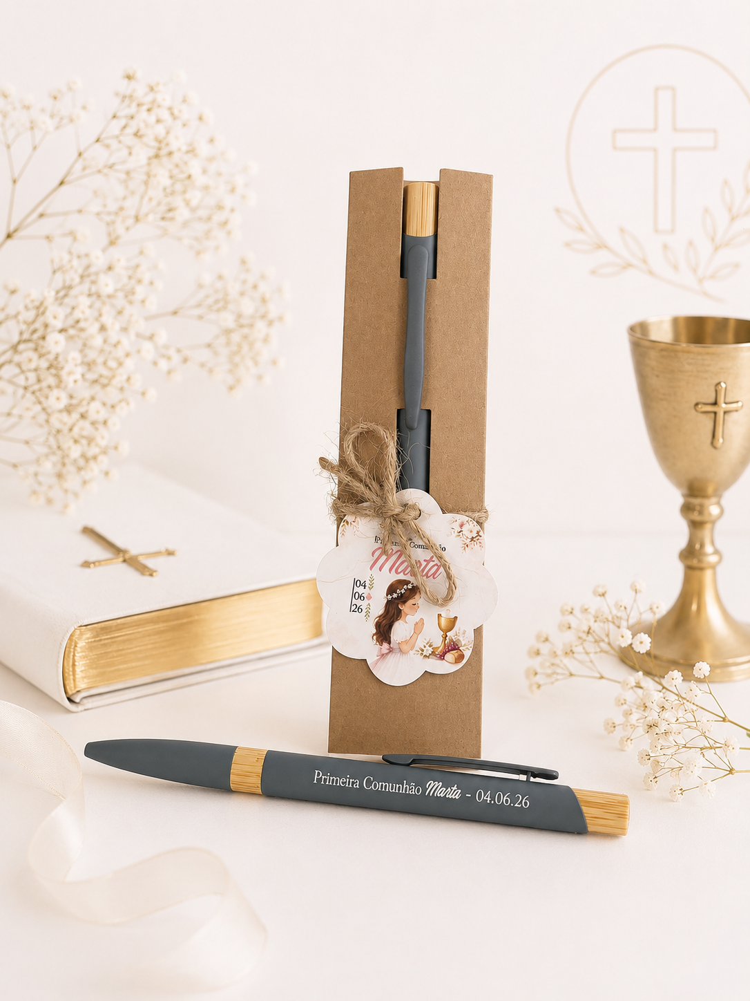 Caneta Personalizada - Lembrança Caneta personalizada com gravação para primeira comunhão junto a embalagem, livro com cruz dourada e cálice dourado