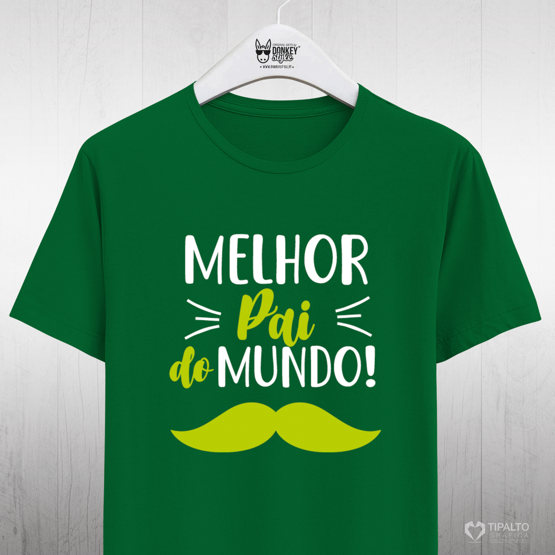Melhor Pai do Mundo (Mustache) T-shirt verde com texto 'MELHOR Pai do MUNDO!' e bigode amarelo