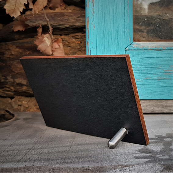 Moldura de Madeira com suporte Placa preta de madeira com suporte metálico junto a janela azul envelhecida