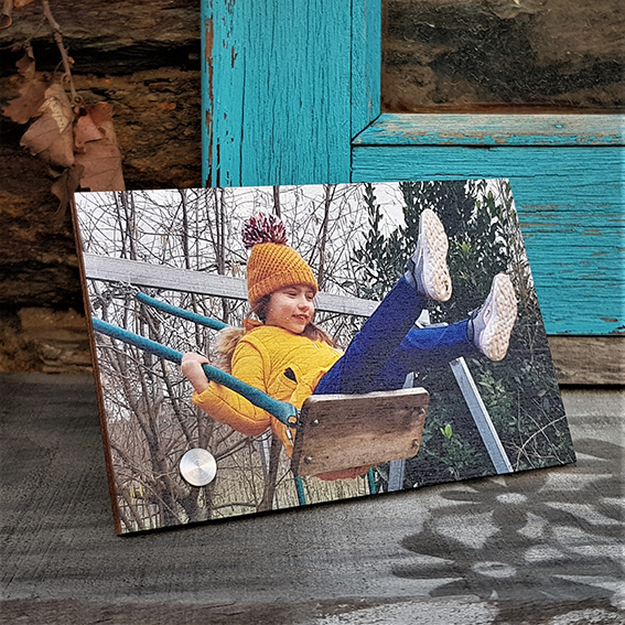 Moldura de Madeira com suporte Fotografia impressa de uma menina num baloiço, em placa apoiada