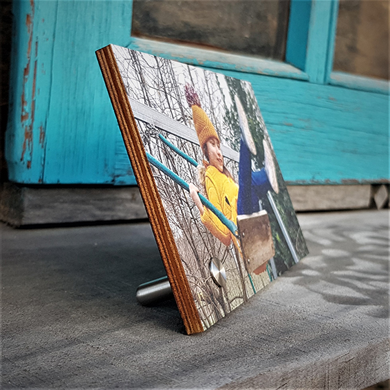 Moldura de Madeira com suporte Painel de madeira com foto de criança no baloiço em suporte metálico