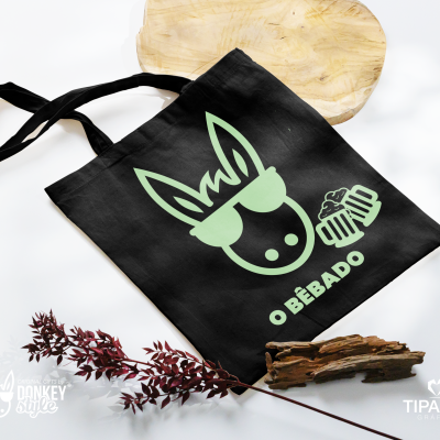 Saco preto com estampa de burro e texto O BÊBADO