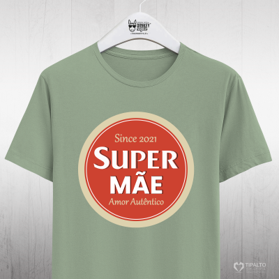 T-shirt verde com estampado 'SUPER MÃE' pendurada em cabide branco da Disney Baby