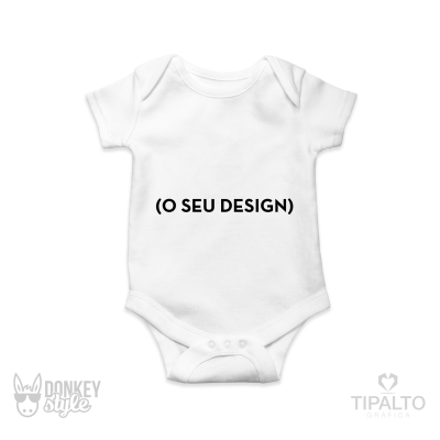 Body branco para bebé com texto preto 'O SEU DESIGN'