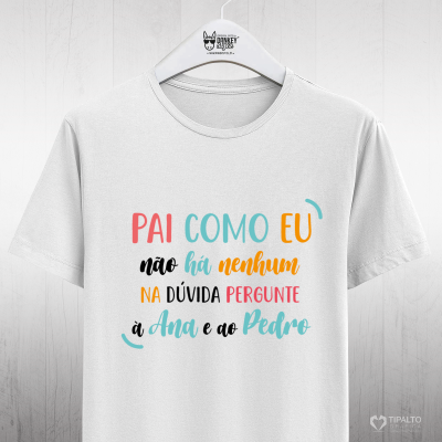 T-shirt branca com texto colorido em português pendurada num cabide branco