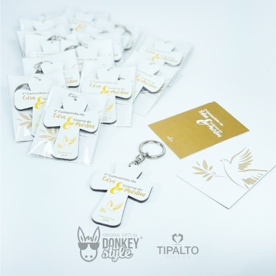 Cruz branca e dourada de comunhão com porta-chaves e cartões