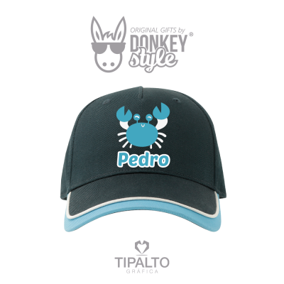 Boné preto com caranguejo azul e nome Pedro estampados
