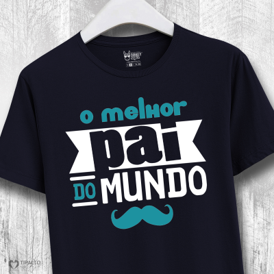 T-shirt preta com texto 'o melhor pai do MUNDO' e bigode azul impresso