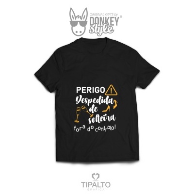 T-shirt preta com texto e ícones amarelos e brancos