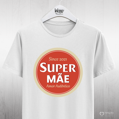 Camiseta branca com estampa circular vermelha e bege com texto 'Since 2021 SUPER MÃE Amor Autêntico'
