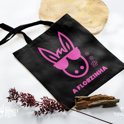 Mala preta com estampa rosa de burro e texto 