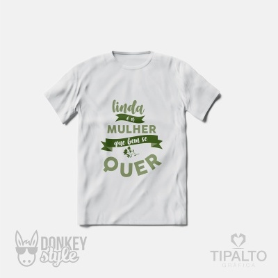 T-shirt branca com estampa de texto em verde