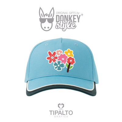 Boné azul claro com estampa de flores coloridas e logos DONKEY style e TIPALTO GRÁFICA