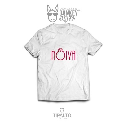 T-shirt branca com texto 