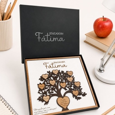 Quadro decorativo com árvore da vida em madeira com nomes e texto personalizado em caixa preta