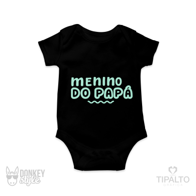 Body preto para bebé com texto azul claro 'MENINO DO PAPÁ'