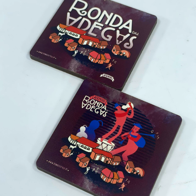 Dois porta-copos quadrados roxos com ilustrações e texto RONDA Das ADEGAS