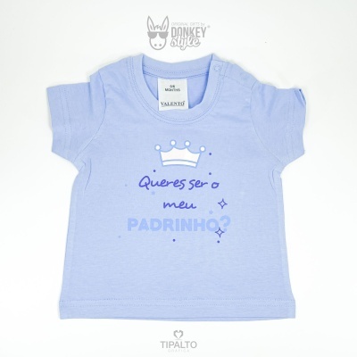 Camisola azul clara para bebé com texto em azul e coroa branca