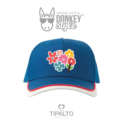 Boné azul com abas branca e vermelha e flores estampadas