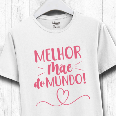 Camiseta branca com texto rosa 'Melhor Mãe do Mundo' e coração