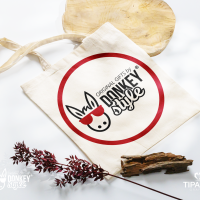 Saco de tecido natural com logo e texto DONKEY style em círculo vermelho