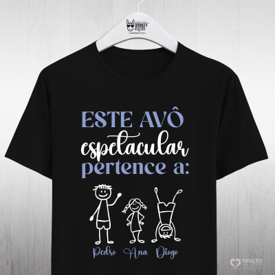 T-shirt preta com texto e desenhos de bonecos pendurada num cabide branco
