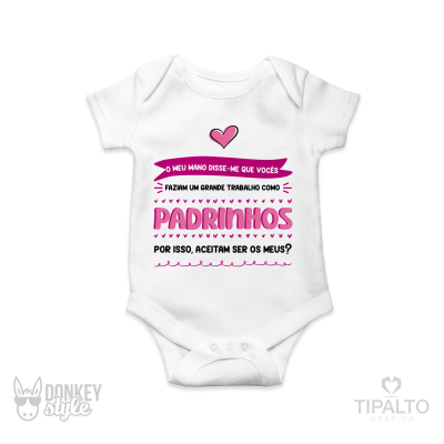 Body branco de bebé com texto e gráficos em rosa e preto sobre padrinhos.