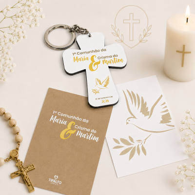 Lembranças religiosas para 1ª Comunhão e Crisma com porta-chaves em cruz, cartão e vela decorativa.