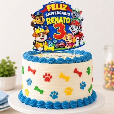 Bolo de aniversário decorado com personagens Paw Patrol e texto personalizado
