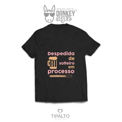 T-shirt preta com texto e ilustração em rosa claro e bege