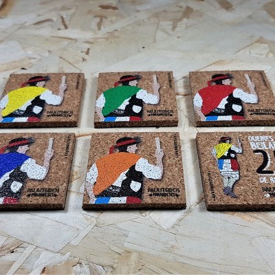 Azulejos quadrados decorativos com imagens de ciclistas coloridos e texto informativo