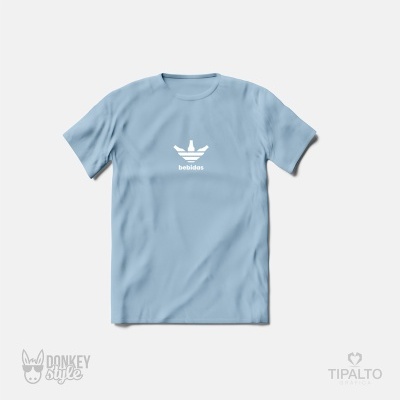 Camiseta azul clara com estampa branca 'bebidas'