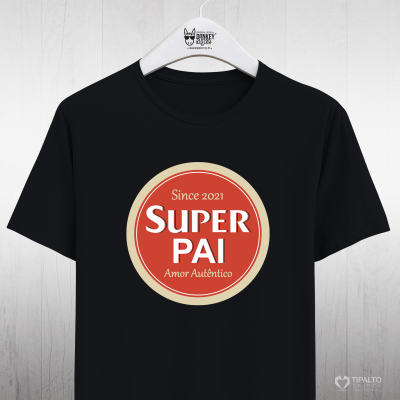 T-shirt preta com estampado vermelho e bege 'SUPER PAI' pendurada num cabide branco