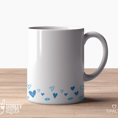 Caneca branca com corações azuis e logotipos na base
