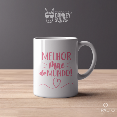 Caneca branca com texto colorido 'MELHOR Mãe do MUNDO!' e um coração desenhado