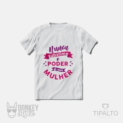 T-shirt branca com frase motivacional em rosa e roxo.