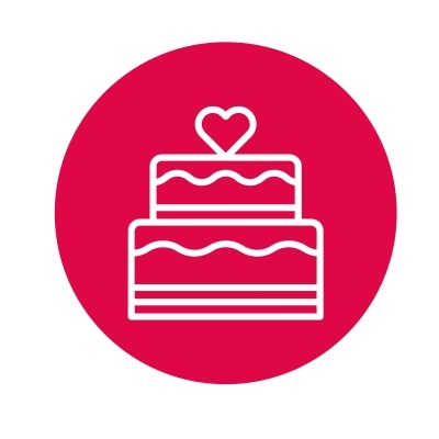 Ícone branco de bolo de aniversário com coração em fundo rosa