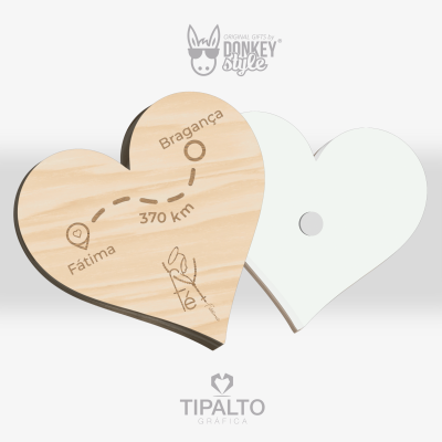 Dois corações, um de madeira clara gravado e outro branco com orifício, com logos no fundo.