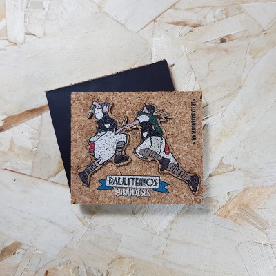 Carteira de cortiça com ilustração de dois personagens e texto PAULITEIROS MIRANDESES