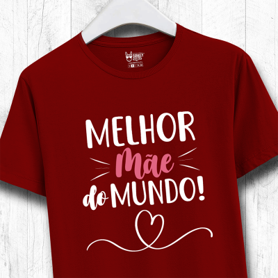 T-shirt vermelha com texto 'MELHOR Mãe do MUNDO!' e coração em branco e rosa