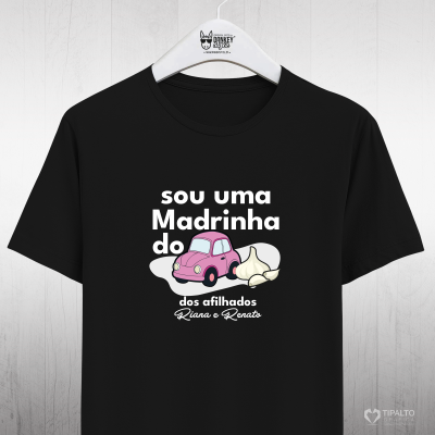T-shirt preta com texto em português e desenhos coloridos na frente
