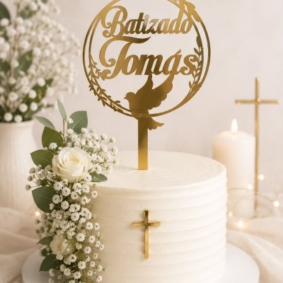 Bolo branco decorado com flores, topo com peça dourada Batizado Tomás e cruz dourada