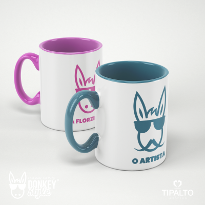 Duas canecas brancas com interiores e pegas coloridas e desenhos de burrinhos