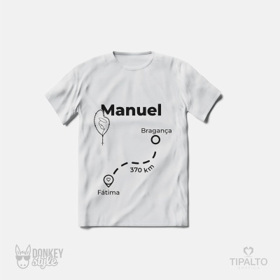 Camisola branca com design gráfico em preto com nomes de locais e distância